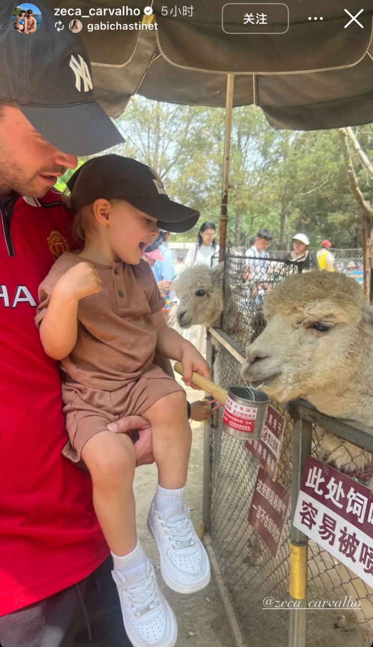 親子時光！泰山外援澤卡更新社媒，帶孩子在動物園玩耍&喂食羊駝