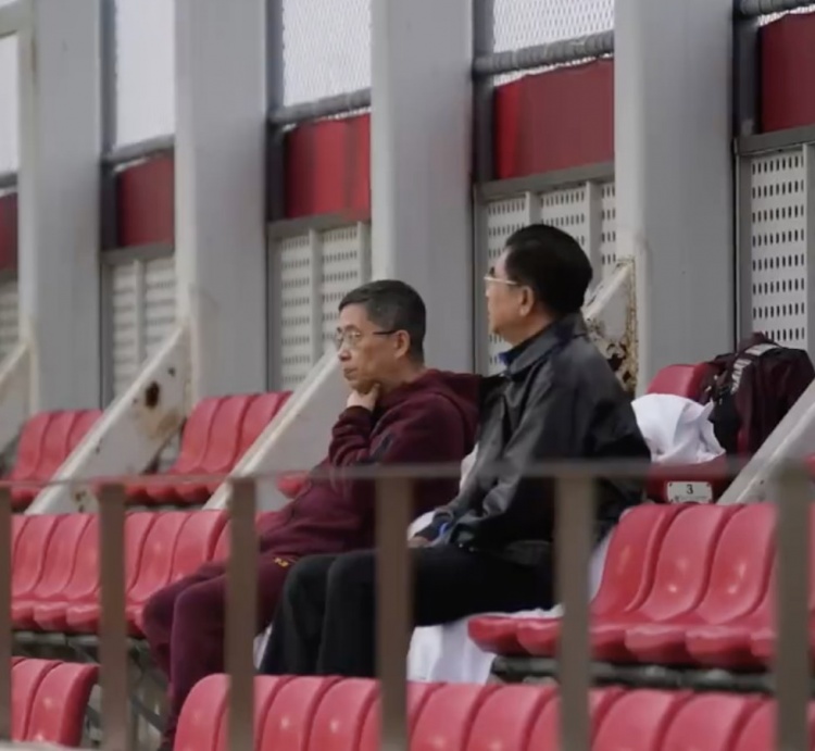 國足出征在即！足協(xié)主席宋凱和副主席許基仁雨中觀摩訓練