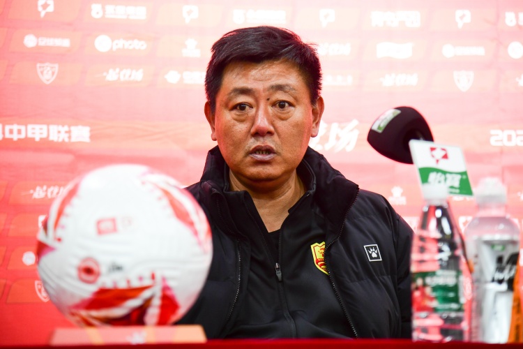 青島媒體：小里瓦爾多缺乏運(yùn)動(dòng)戰(zhàn)進(jìn)球能力，紅獅保級(jí)壓力越來(lái)越大