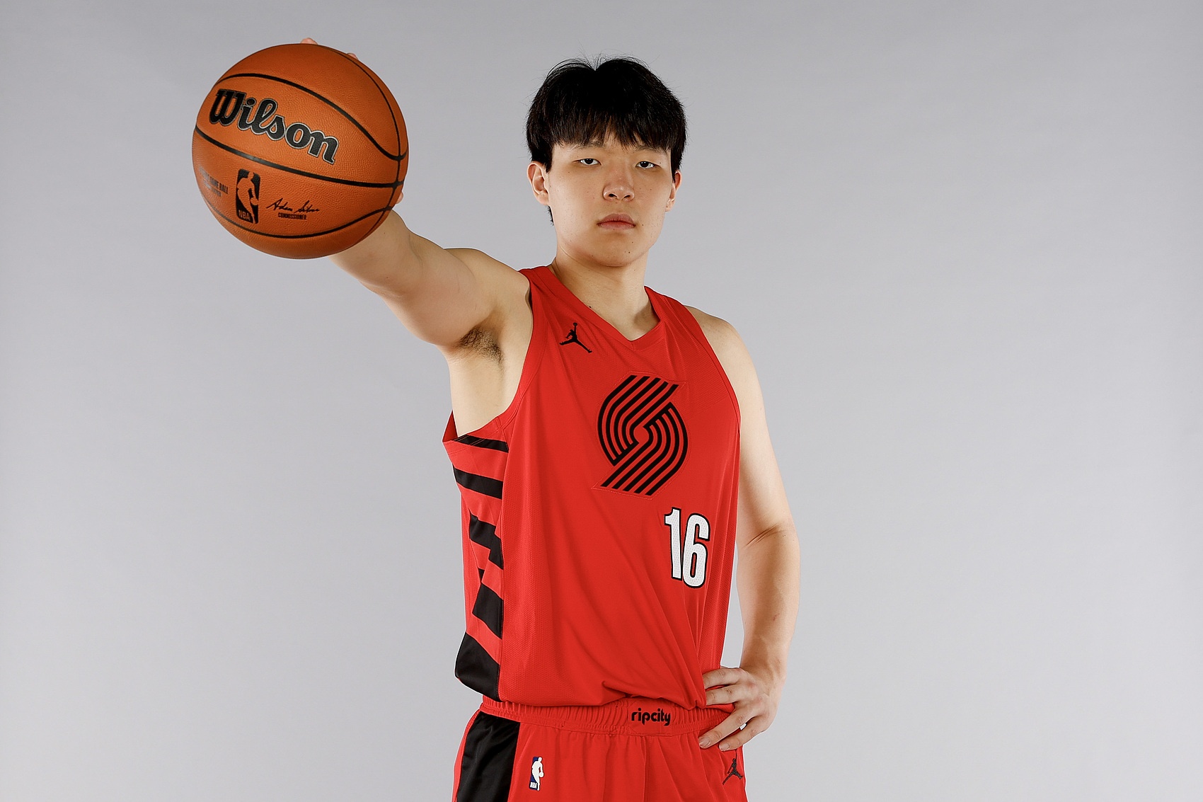??來(lái)認(rèn)認(rèn)人！開(kāi)拓者17人大名單敲定：霍勒迪利拉德楊瀚森領(lǐng)銜！